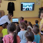 Dzieci oglądają bajkę, prezentowaną przez panią adwokat