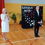 Pani dyrektor wita zebranych uczniów, nauczycieli i rodziców