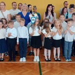 Uczniowie klasy 1 B podczas inauguracji roku szkolnego