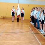 Uczniowie i poczet sztandarowy podczas inauguracji roku szkolnego