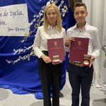 Wyróżniona nauczycielka i uczeń z medalami i certyfikatem
