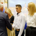 Prezydent miasta wręcza medal Diligentiae