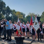 Składanie kwiatów pod Pomnikiem-Grobem Nieznanego Sybiraka.jpg