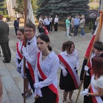 Poczty Sztandarowe przed wejściem do kościoła.jpg