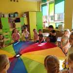 Przedszkolaki tańczą z chustą animacyjną