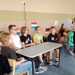 Drużyna klas piątych słucha pytania konkursowego