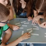 Drużyna klas siódmych pracuje nad zadaniem konkursowym