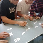 Uczniowie z klas ósmych pracują nad zadaniem konkursowym
