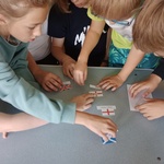Uczniowie z klas piątych pracują nad zadaniem turniejowym