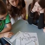 Uczniowie z klas siódmych pracują nad zadaniem konkursowym