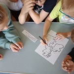 Drużyna klas 5 uzupełnia mapkę