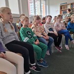 Dzieci z klas pierwszych w czytelni szkolnej