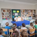 Uczniowie klas pierwszych oglądają teatrzyk kamishibai