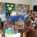 Uczniowie klas pierwszych oglądają teatrzyk kamishibai