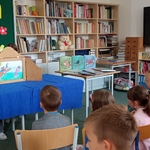 Uczniowie klas pierwszych oglądają teatrzyk kamishibai
