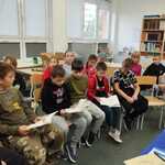 Trzecioklasiści czytają książki