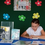 Uczennica klasy trzeciej czyta książkę