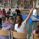Uczniowie odpowiadają na pytania dotyczące przeczytanego tekstu