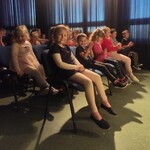 Przedszkolaki oglądają spektakl
