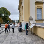 Przed bramą wjazdową do Pałacu Branickich.jpg