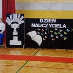 Przewodniczący Samorządu Szkolnego składa raport pani dyrektor obok poczet sztandarowy.jpg