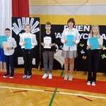 Uczniowie wyróżnieni w konkursie plastycznym.jpg