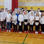 Uczniowie wyróżnieni za osiągnięcia w nauce i zachowaniu otrzymali stypendium z rąk pani dyrektor.jpg