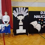 Uczennice z Samorządu Szkolnego przygotowane do wręczenia wyróżnień i dyplomów.jpg