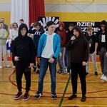 Uczniowie z klasy 6 A rapują w tle koleżanki i koledzy z klasy tańczą.jpg