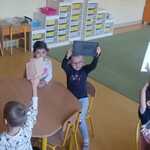 Dzieci z grupy Motylki przy stolikach z deskami do krojenia