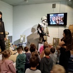 Przedszkolaki oglądają stroje wojskowe