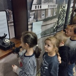 Dziewczynka wykonuje telefon