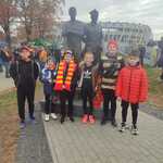 Uczniowie z naszej szkoły przed stadionem