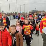 Uczniowie naszej szkoły wchodzą na stadion