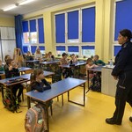 Policjantka omawia zasady bezpiecznego poruszania się po drodze