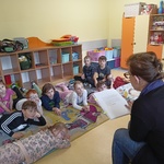 Dzieci uważnie słuchają czytanego tekstu