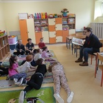 Pani Iwona czyta Wielką Księgę Mocy