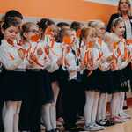 Zdjęcie grupowe dzieci z grupy Motylki podczas uroczystości