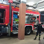 Strażak przedstawia wyposażenie samochodu służbowego 