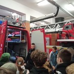 Strażak pokazuje wyposażenie samochodu  