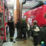 Strażak zapoznaje ósmoklasistów ze specyfiką swojej pracy
