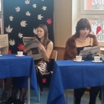 Scenki przygotowane przez uczniów klasy 7 A dziewczęta czytają gazety w kawiarni