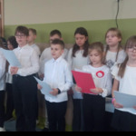 Uczniowie z klasy 4 B śpiewają pieśni patriotyczne