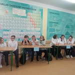 Reprezentanci klas piątych i szóstych uczestniczący w turnieju podnoszą kartoniki z odpowiedziami