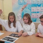 Uczennice klasy piątej A zgłaszają wykonanie zadania turniejowego