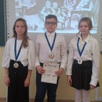 Uczniowie klasy piątej A nagrodzeni medalami i dyplomem