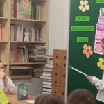 Uczennica zadaje pytanie turniejowe uczniom klasy trzeciej