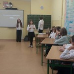 Reprezentanci klas piątych i szóstych uczestniczący w turnieju wiedzy o patronce słuchają pytania konkursowego