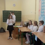 Uczennica prowadząca turniej czyta pytanie