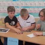 Uczniowie z klasy 5 B rozwiązują zadanie turniejowe